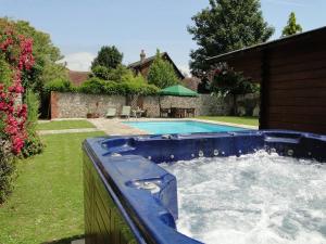 uma piscina com um escorrega num quintal em The Old Priory B&B em Bognor Regis