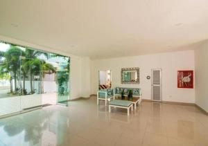 a large living room with a couch and chairs at Apto De 3 Hab con Vista y Salida directa Al Mar in Estación El Salto