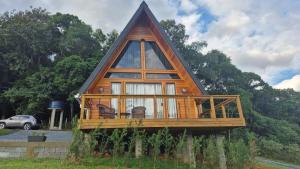 a small cabin with a thatched roof at Chalé Sol in Blumenau