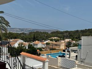 El TosaletにあるWonderful villa with private pool summer kitchenのスイミングプール付きの家のバルコニーから景色を望めます。