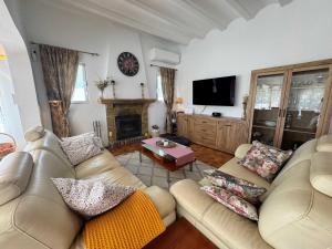 El TosaletにあるWonderful villa with private pool summer kitchenのソファとテレビのあるリビングルーム