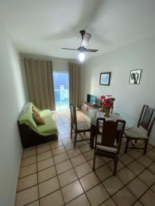un soggiorno con tavolo e sala da pranzo di Apartamento confortável no centro de Guarapari a Guarapari