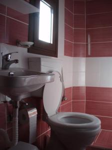 A bathroom at Guesthouse Odysseas