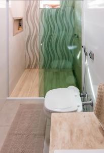 ein Badezimmer mit Toilette und Dusche in der Unterkunft Suíte 02 - Zona Sul prox UMC, Patio Vinhedos e Uberlandia Shopping in Uberlândia