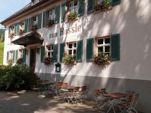 una fila de mesas y sillas fuera de un edificio en Gasthaus zum Rössle en Bollschweil