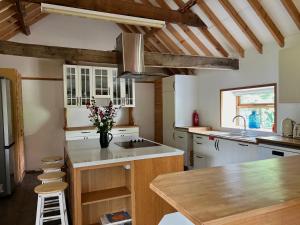 Kuchyň nebo kuchyňský kout v ubytování Oyster Barn sleeps six, North Norfolk