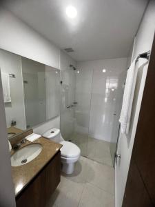 a bathroom with a toilet and a sink and a shower at Apartamento Loft con vista unica in Itagüí