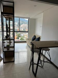 a living room with a table and a couch at Apartamento Loft con vista unica in Itagüí