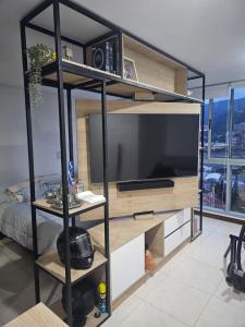 a room with a bunk bed and a television in a room at Apartamento Loft con vista unica in Itagüí