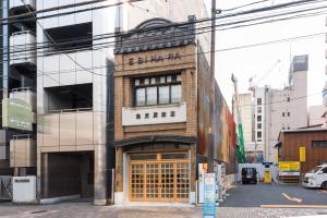 東京にあるEbiharaの正面に看板のある建物