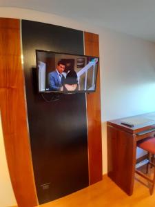 Μια τηλεόραση ή/και κέντρο ψυχαγωγίας στο Loft Esmeralda