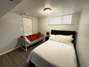 アレクサンドリアにあるCOZY Great Entire 8BR Home in Alexandriaのベッドとソファのある寝室