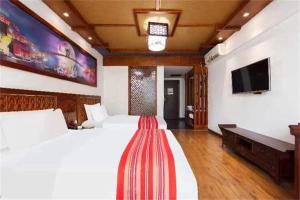 Posteľ alebo postele v izbe v ubytovaní Zhangjiajie Wulingju Hotel