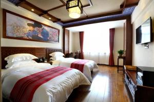 Posteľ alebo postele v izbe v ubytovaní Zhangjiajie Wulingju Hotel