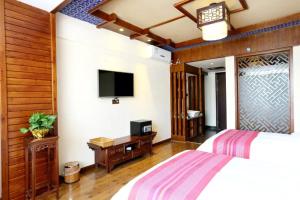 Posteľ alebo postele v izbe v ubytovaní Zhangjiajie Wulingju Hotel