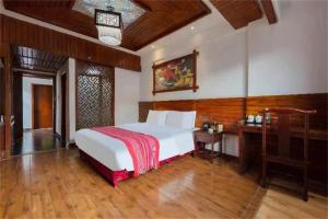 Posteľ alebo postele v izbe v ubytovaní Zhangjiajie Wulingju Hotel