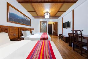 Posteľ alebo postele v izbe v ubytovaní Zhangjiajie Wulingju Hotel