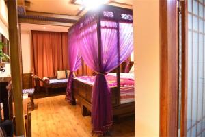 Posteľ alebo postele v izbe v ubytovaní Zhangjiajie Wulingju Hotel