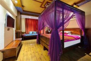 Posteľ alebo postele v izbe v ubytovaní Zhangjiajie Wulingju Hotel