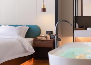 Zhangjiajie Yujie Hotel客房内的一张或多张床位