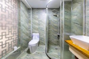 Kúpeľňa v ubytovaní Zhangjiajie Wulingju Hotel + 37 fotografií
