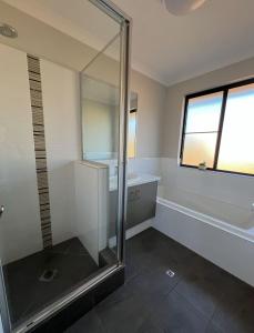 A bathroom at Manjimup Gateway Hotel