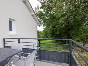 Gîte rénové avec terrasse et jardin, au cœur de Saint-Mesmin, idéal pour nature et randonnées - FR-1-616-212にあるバルコニーまたはテラス