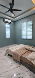Ένα ή περισσότερα κρεβάτια σε δωμάτιο στο Huda Homestay HUSM