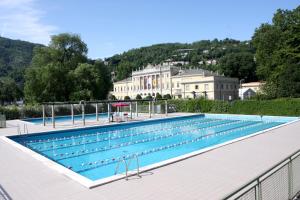 una gran piscina frente a un edificio en Delightful a Few Steps From Port, en Como