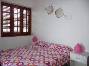 1 dormitorio con 1 cama con un edredón colorido en Le Terrazze, en Lipari