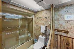 une salle de bain avec une douche en verre et des toilettes dans l'établissement Stairway to Heaven at Rockaway, à Rockaway Beach 26 autres photos