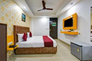 TV a/nebo společenská místnost v ubytování Hotel Platinum With Free Pickup-Delhi Airport