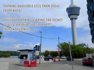 关丹Classic Boutique Hotel Kuantan的背景为塔楼的公交车站