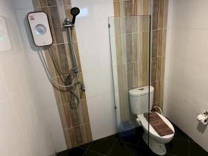 碧差汶ToffyHome的浴室里带马桶的淋浴间 更多35张照片