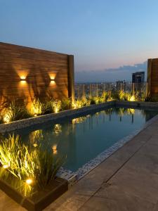 einem Pool mit Lichtern auf einem Gebäude in der Unterkunft Dpto de lujo en Equipetrol, con piscina in Santa Cruz de la Sierra