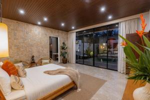 Postel nebo postele na pokoji v ubytování Nococu Luxury Villa