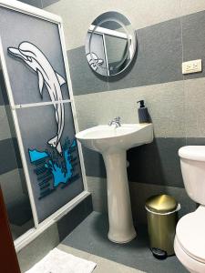 Ένα μπάνιο στο Kicker Suite