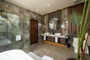 Koupelna v ubytování Nococu Luxury Villa