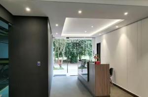 TV a/nebo společenská místnost v ubytování Apartamento moderno con balcón o terraza