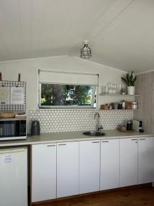 Kuchyň nebo kuchyňský kout v ubytování Cooks Beach Studio Escape