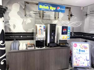 a drink bar with a coffee machine on a counter at Hotel PRINCESS2 -大人専用- in Tokyo