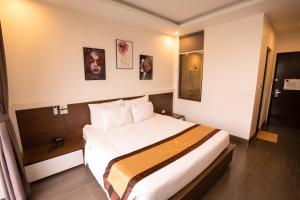 a hotel room with a large bed in it at Kim Thanh Hotel, Tam Duong - Near The Golf Panaroma, Tam Dao in Vĩnh Phúc