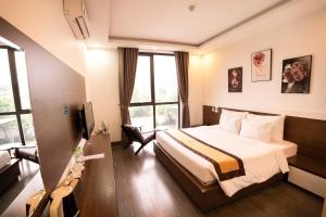 a hotel room with a bed and a window at Kim Thanh Hotel, Tam Duong - Near The Golf Panaroma, Tam Dao in Vĩnh Phúc +45 photos