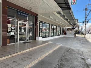 黎府Moocoworking的有人在店面前行走