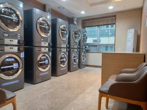 ソウルにあるミリオレホテルソウル明洞の洗濯室に並んだ洗濯機