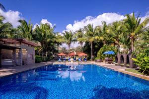 三亚JW Marriott Sanya Haitang Bay Resort & Spa的棕榈树度假村的游泳池