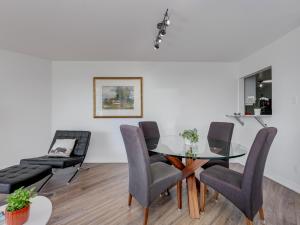 Posezení v ubytování Coastal Duet - min 3-Day Stay Breathtaking Views with Work Desk by Victoria Prime!