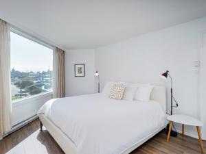 Postel nebo postele na pokoji v ubytování Coastal Duet - min 3-Day Stay Breathtaking Views with Work Desk by Victoria Prime!