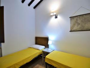Ένα ή περισσότερα κρεβάτια σε δωμάτιο στο Cosy apartment in Mantignana with private terrace