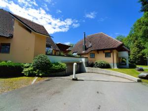 a house with a driveway in front of it at BodenSEE Apartment Kressbronn Fischerdorf SEE 4 in Kressbronn am Bodensee